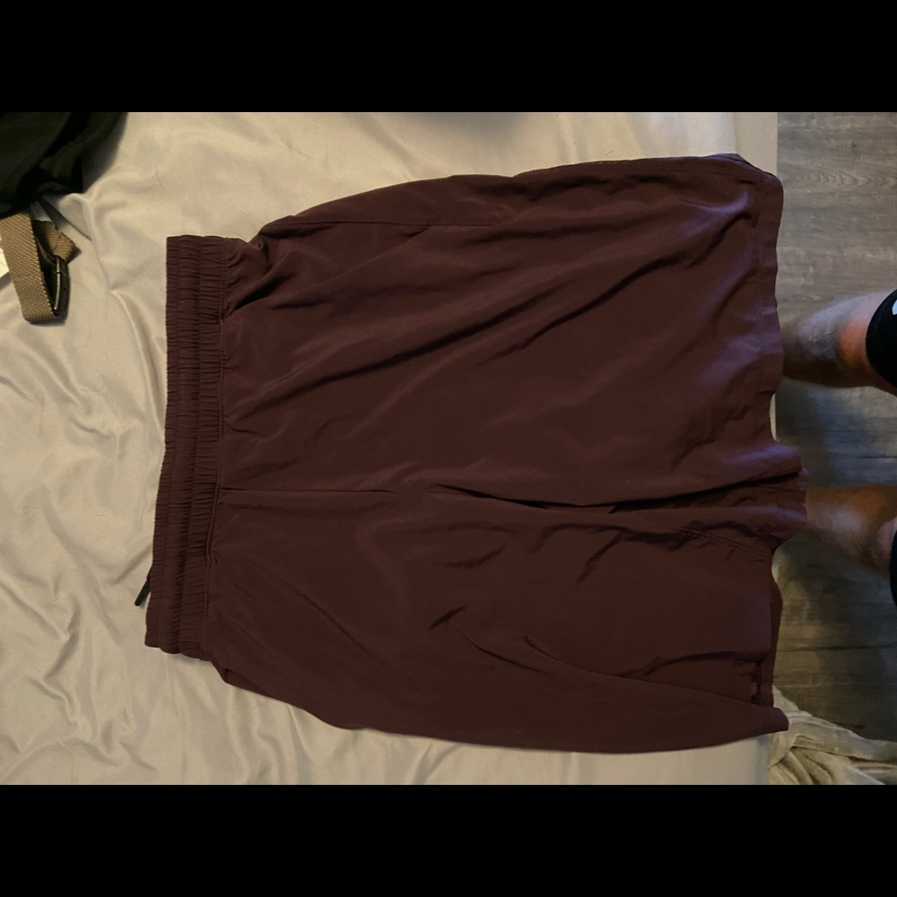 Lulu lemon men’s maroon shorts